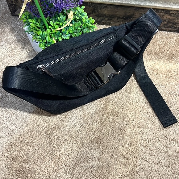 GUESS SLING BAG - Picture 3 of 8